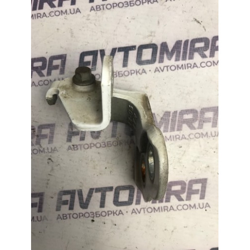 Петля двери передней правой нижняя Ford Focus 3 2011-2017 1781671